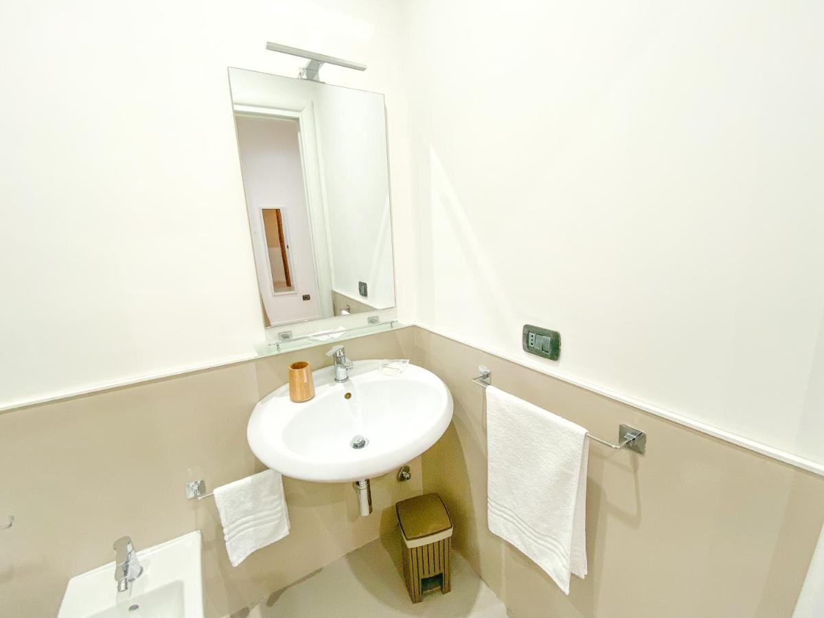 Domus Pisanelli Hotel เนเปิลส์ ภายนอก รูปภาพ